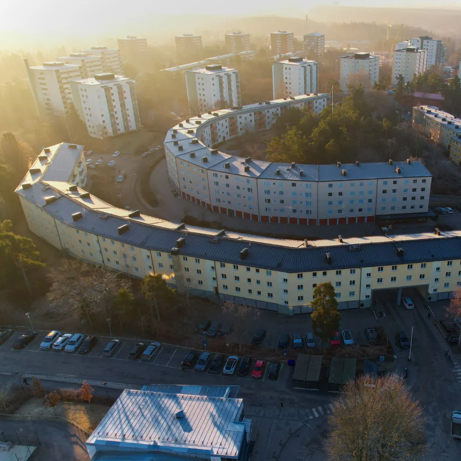 Flerbostadskvarter med låglutande tak där Kinnunens Plåtslageri AB erbjuder energieffektiva och hållbara taklösningar till fastighetsägare